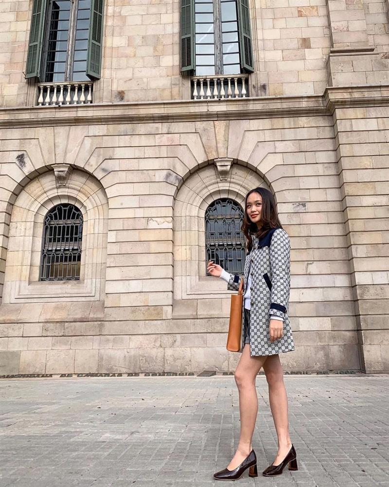 Con gái giỏi giang, xinh như hot girl của trưởng đoàn bóng đá Thái Lan-10