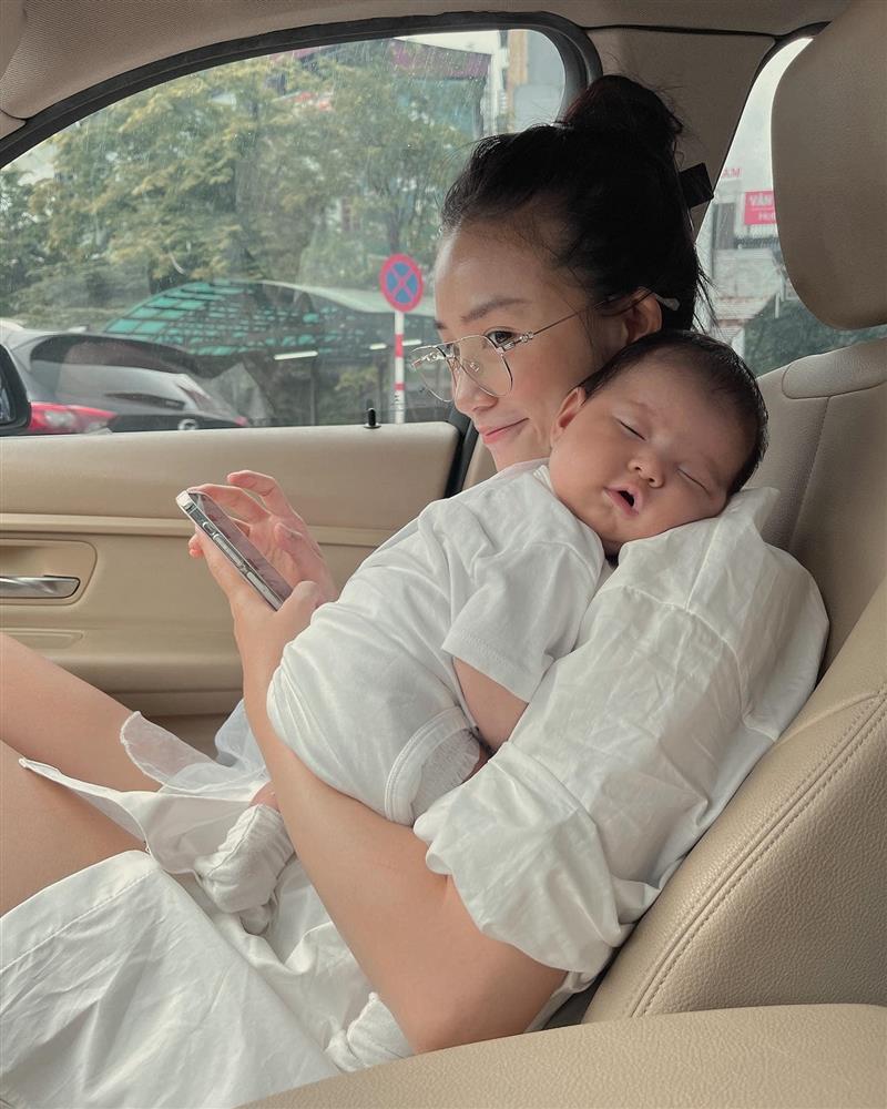 Salim và dàn mỹ nhân Việt bạo dạn để ngực trần cho con bú-2