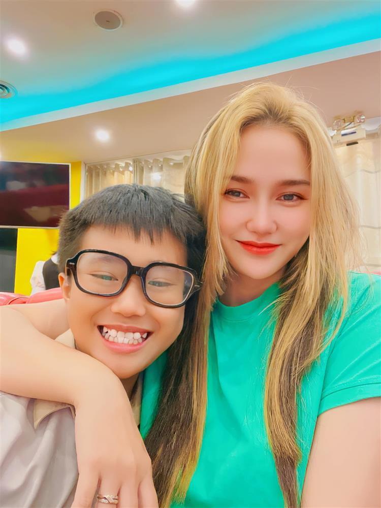 Sao Việt hôm nay 24/5: Vợ Khánh Đơn xúc động vì con riêng của chồng-3