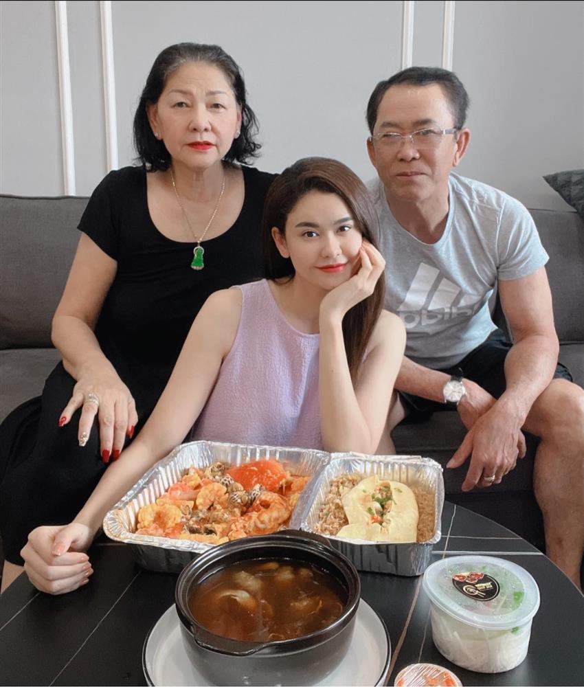 Sao Việt hôm nay 24/5: Vợ Khánh Đơn xúc động vì con riêng của chồng-14