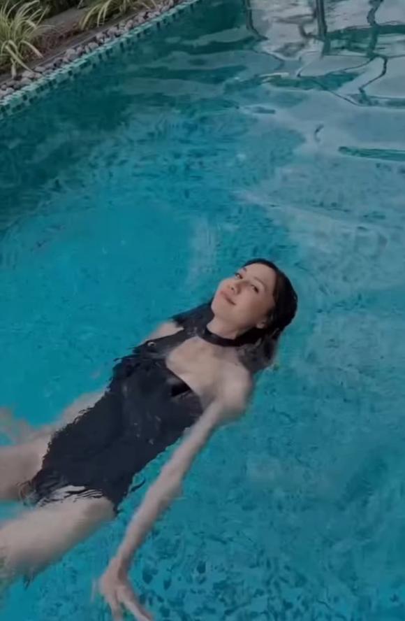 Lynk Lee hiếm hoi mặc áo tắm khoe 3 vòng điện nước đầy đủ-6