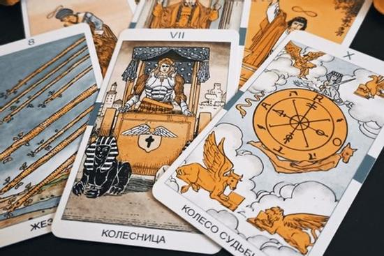 Bói bài Tarot thứ 4 ngày 25/5/2022: Chữa lành chứng sợ yêu