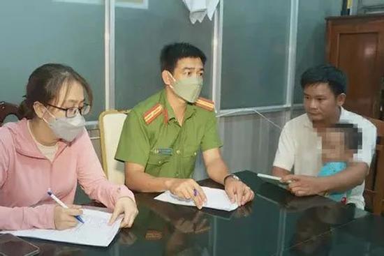 Khai tử con khi còn sống, người mẹ tường trình gì với công an?