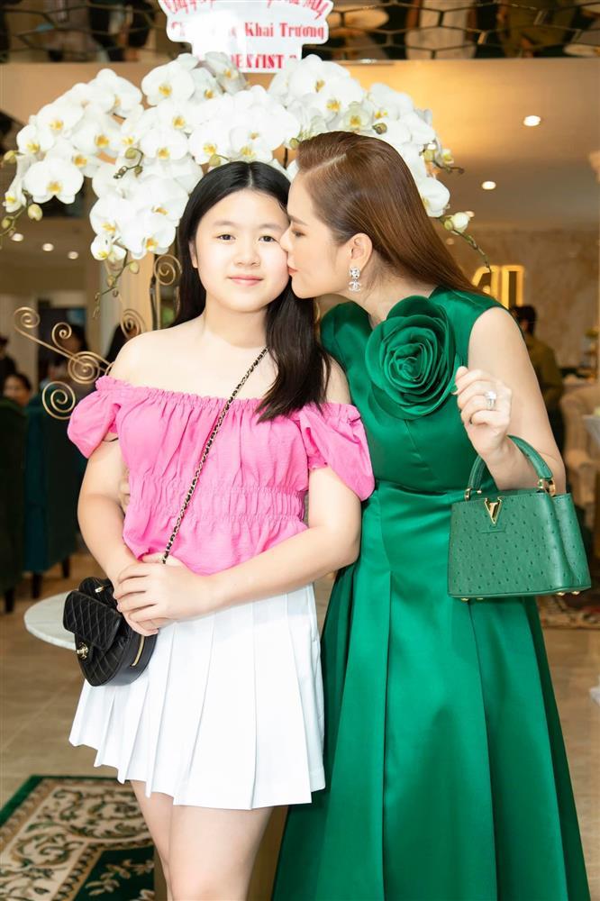 The daughter inherited 300 billion VND from Phuong Le, 12 years old, but as tall as her mother-2