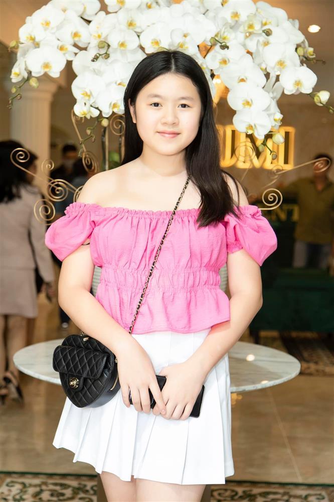 The daughter inherits 300 billion from Phuong Le, 12 years old, but as tall as her mother-4
