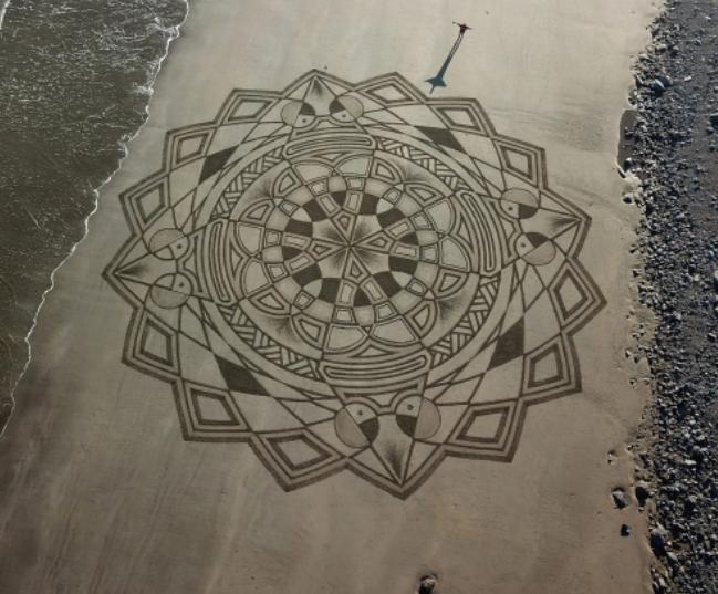 Phù thuỷ cát đam mê sáng tạo nhiều tranh đẹp trên các bãi biển-1