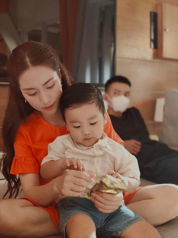 Quý tử Hòa Minzy khóc níu chân mẹ, dân mạng tràn vào xót xa-9