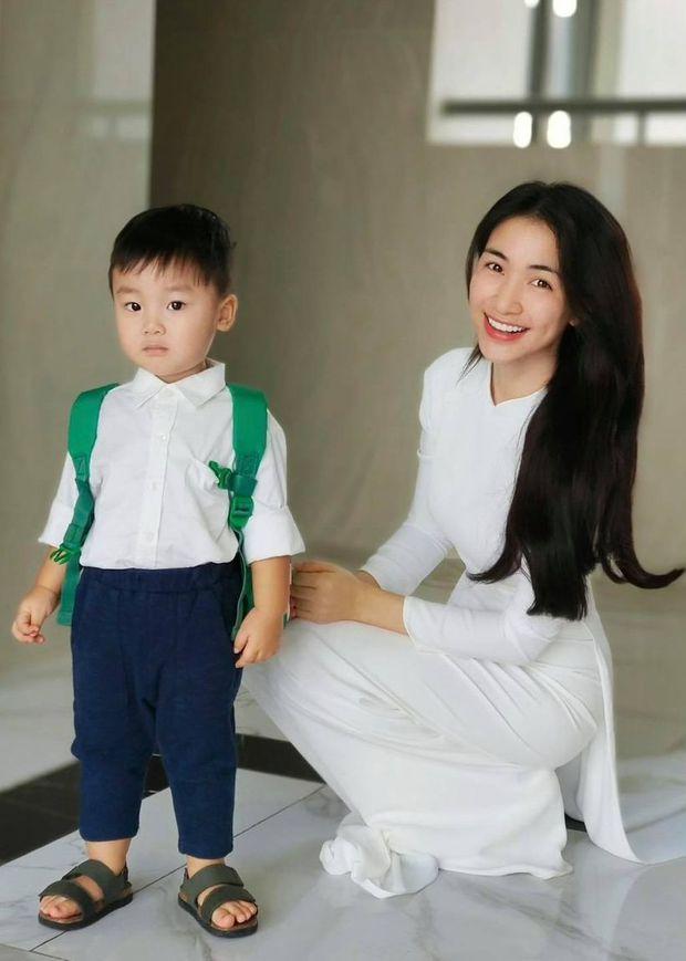 Prince Hoa Minzy cried to hold on to his mother's feet, netizens flooded with grief-2