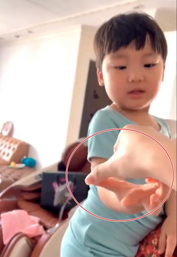 Quý tử Hòa Minzy khóc níu chân mẹ, dân mạng tràn vào xót xa-5