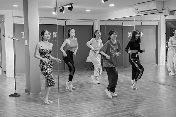 Team qua đường bắt gặp vợ chồng Minh Hằng quấn quýt không rời-5