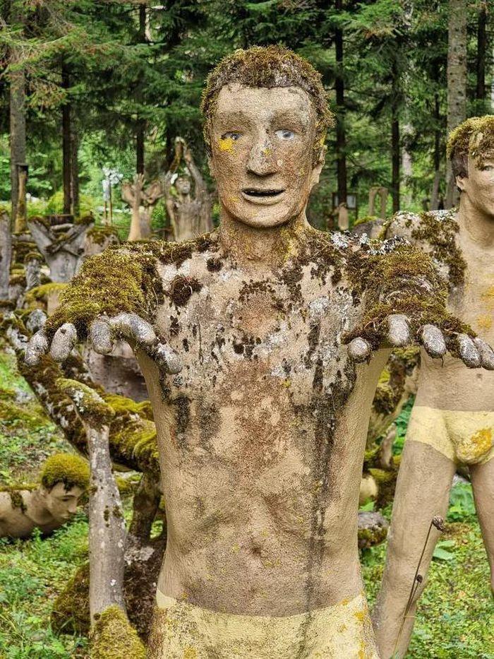 The most bizarre tourist area in the world: 450 statues with real human teeth-4