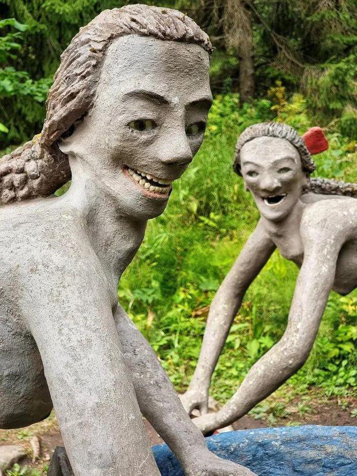 The most bizarre tourist area in the world: 450 statues with real human teeth-5