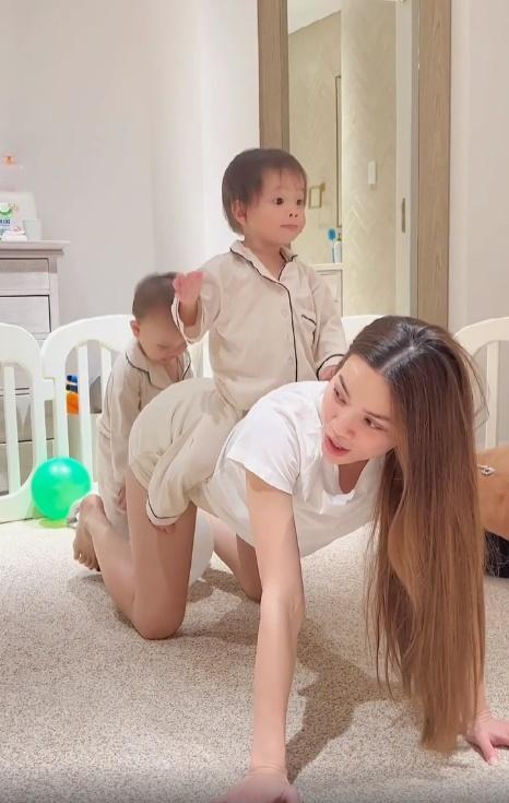 Hồ Ngọc Hà khi ở nhà làm mẹ bỉm sữa: Ăn mặc giản dị, cực lầy lội-2