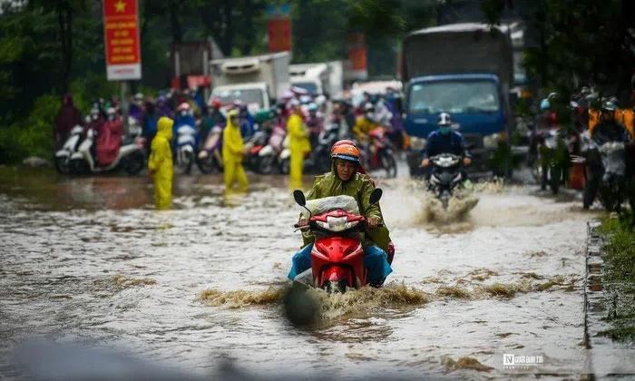 Nhiều đường ở Hà Nội ngập mênh mông như sông sau mưa lớn-1