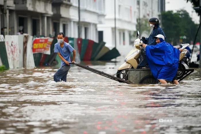 Many roads in Hanoi are flooded like a river after heavy rain-2