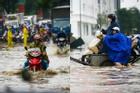 Nhiều đường ở Hà Nội ngập mênh mông như sông sau mưa lớn