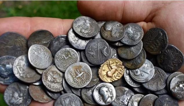 Kho báu hàng trăm đồng tiền cổ được phát hiện ở Anh-1
