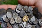 Kho báu hàng trăm đồng tiền cổ được phát hiện ở Anh