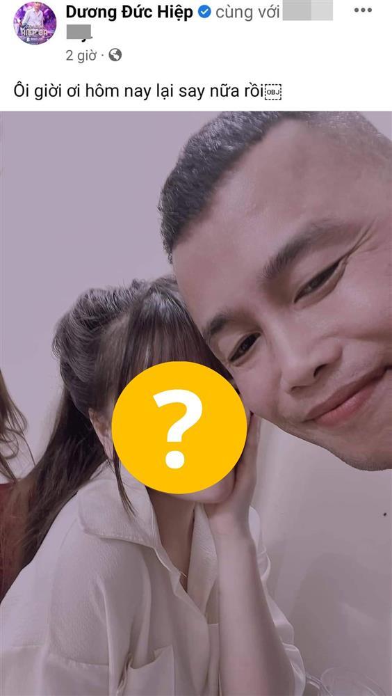 Hiệp Gà khoe người yêu, mỗi lần một cô gái khác nhau-1