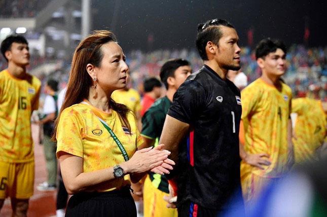 Thai fans give shocking advice to football team leader Madam Pang-2