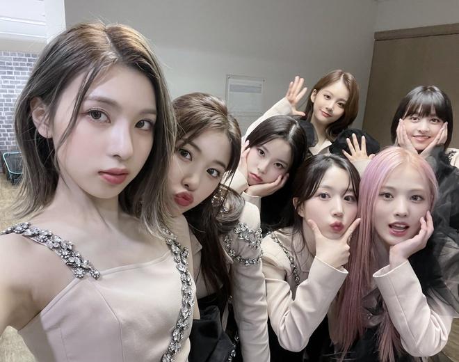 Nhóm nhạc nữ bị chỉ trích vì để fan quỳ gối-1