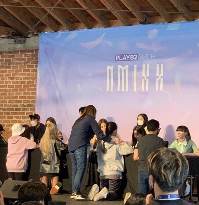 Nhóm nhạc nữ bị chỉ trích vì để fan quỳ gối-2