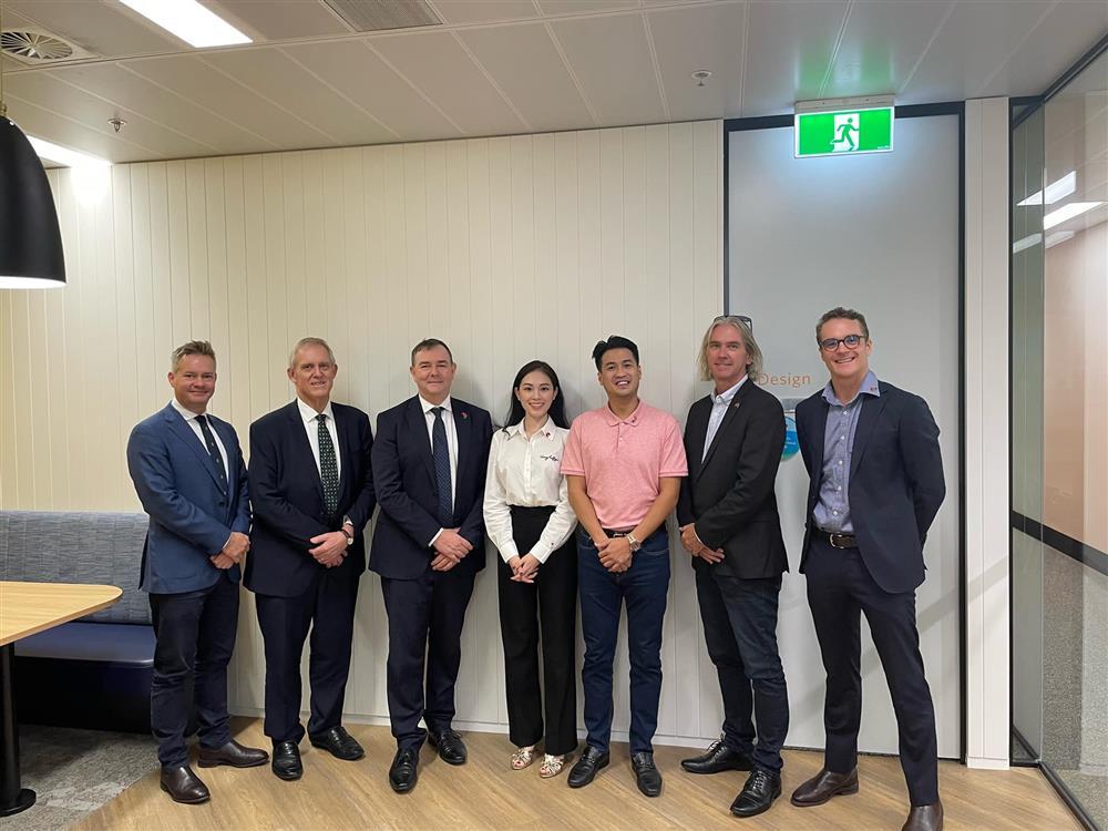 Yêu thiếu gia Phillip Nguyễn, Linh Rin đi mãi 1 đôi giày cao gót-6