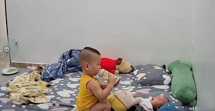 Bé trai 20 tháng tuổi dỗ em trai 4 tháng uống sữa: Làm anh phải thế!-1