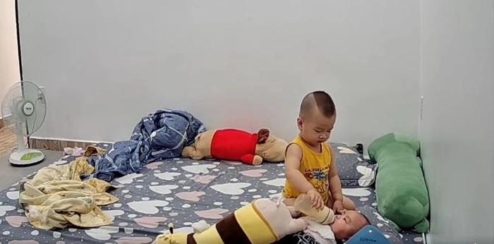 Bé trai 20 tháng tuổi dỗ em trai 4 tháng uống sữa: Làm anh phải thế!-2