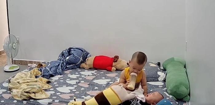 Bé trai 20 tháng tuổi dỗ em trai 4 tháng uống sữa: Làm anh phải thế!-3