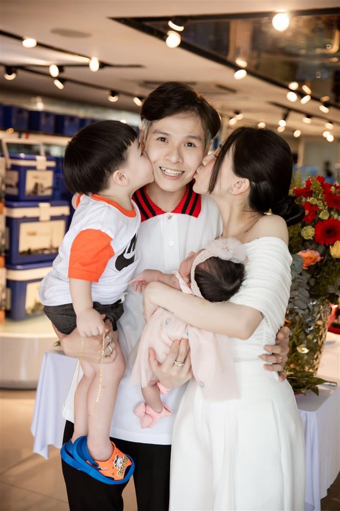Minh Plastic's ex-wife is rarely revealed, her 40-year-old grandmother is too young -5