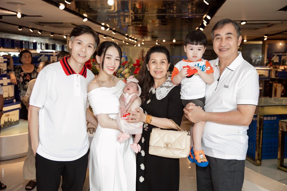 Minh Plastic's ex-wife is rarely revealed, her 40-year-old grandmother is too young-6