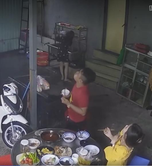 Đang ăn cơm, cơn mưa quét sạch mọi thứ khiến gia chủ chạy tán loạn-1