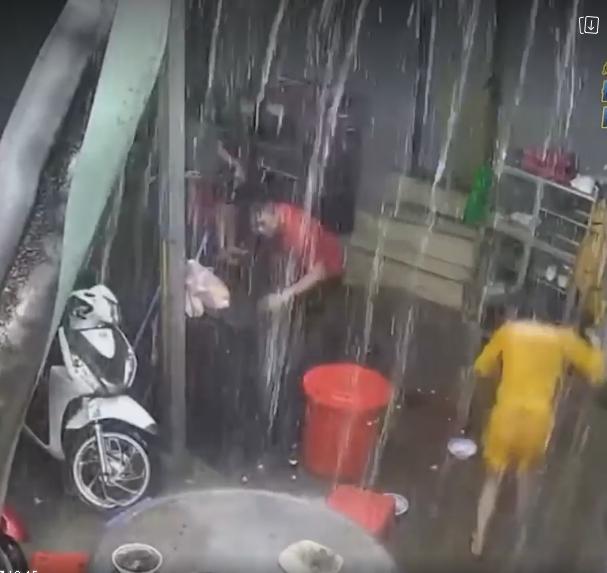Đang ăn cơm, cơn mưa quét sạch mọi thứ khiến gia chủ chạy tán loạn-3