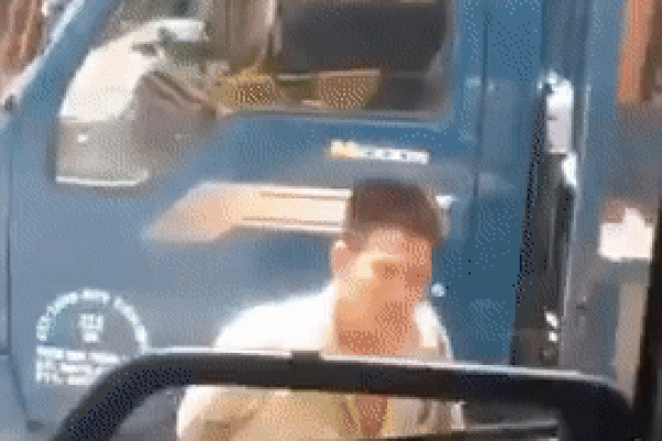 Clip: Nhóm người cầm hung khí đập nát kính xe tải, đe dọa tài xế