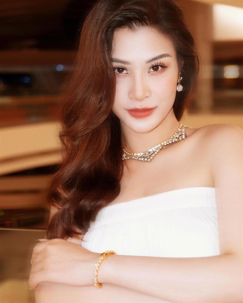 Đông Nhi chơi cả cây hồng cánh sen, dân mạng đồng loạt CHÊ-1