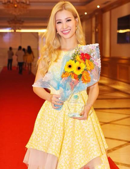 Đông Nhi chơi cả cây hồng cánh sen, dân mạng đồng loạt CHÊ-4