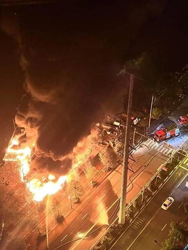 Cháy lớn ở Hà Nội, lửa cuồn cuộn bốc lên hàng chục mét-2