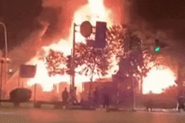 Cháy lớn ở Hà Nội, lửa cuồn cuộn bốc lên hàng chục mét