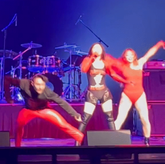 Hương Tràm lăng xê kiểu mặc đồ tắm ngoài quần short như siêu nhân-2