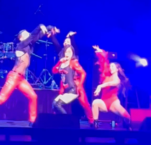 Hương Tràm lăng xê kiểu mặc đồ tắm ngoài quần short như siêu nhân-3