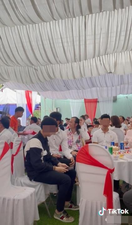 Hoài Linh được giới thiệu trong đám cưới nhưng hiếm ai vỗ tay-1