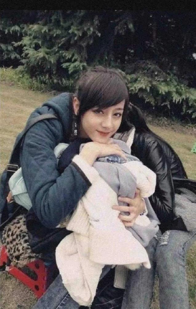 Nhan sắc Địch Lệ Nhiệt Ba 13 năm trước có gì nổi bật?-7