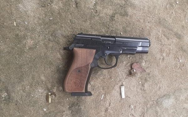 Con rể dùng súng khống chế, bắt giữ mẹ vợ làm con tin-2