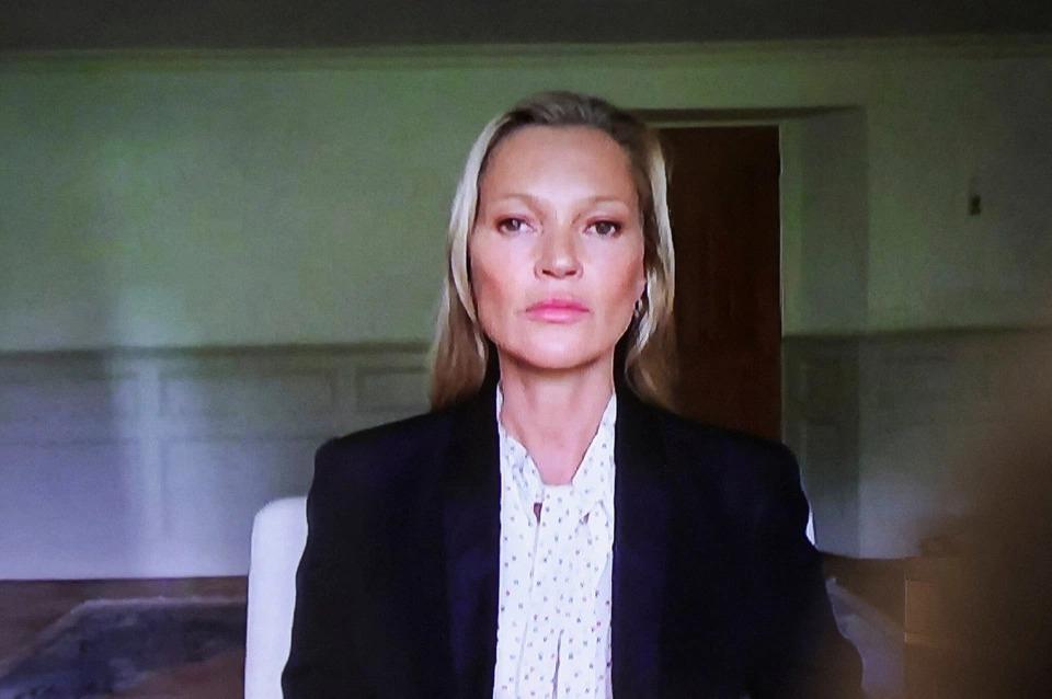 Kate Moss: Depp chưa từng đẩy tôi xuống cầu thang như Heard nói-1