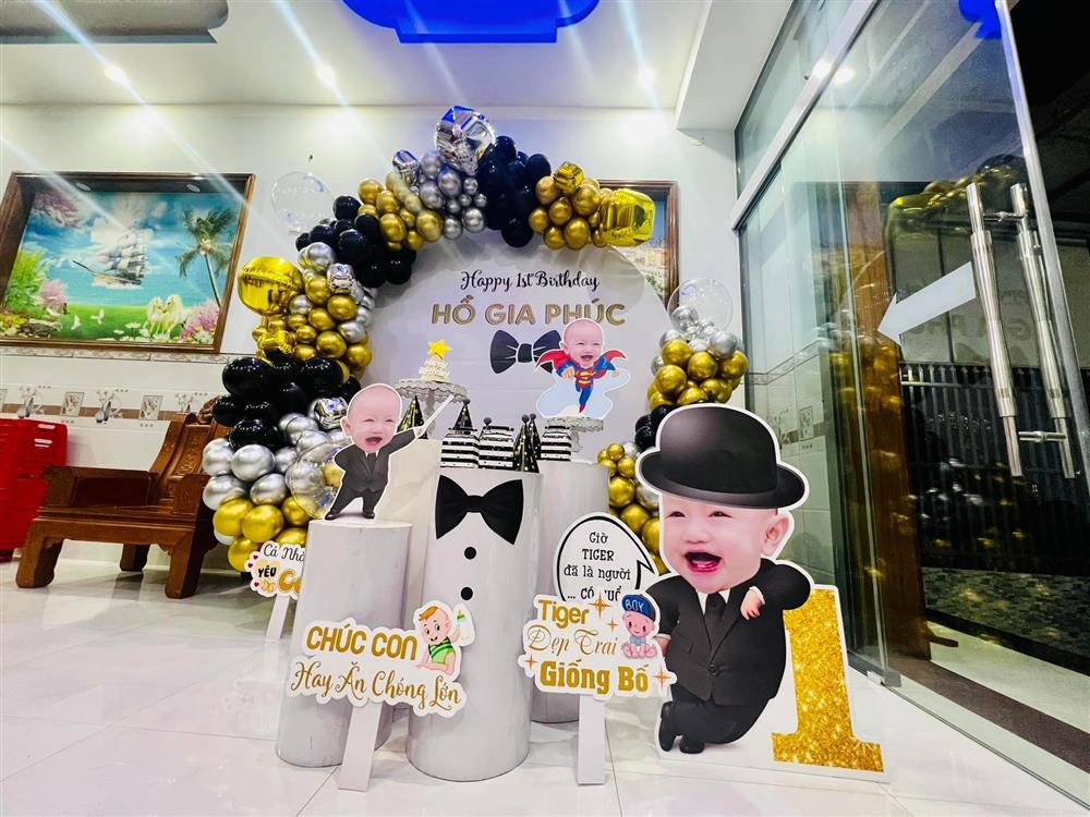 Tuyển thủ Việt Nam tổ chức sinh nhật như rich kid cho quý tử-2