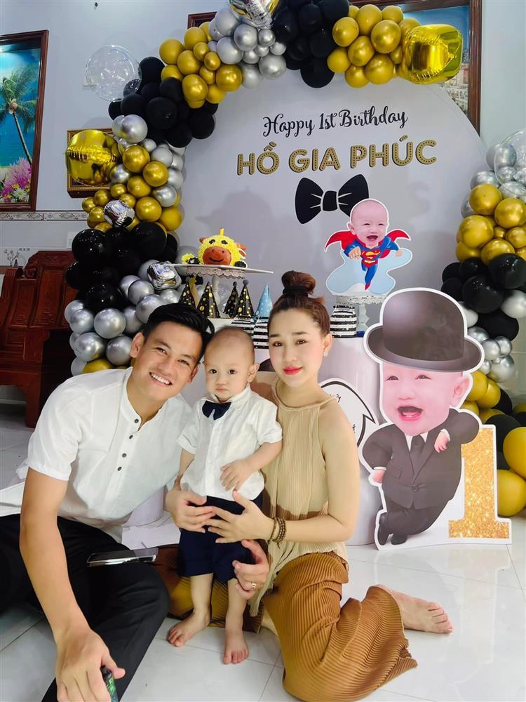 Vietnamese players celebrate their son's birthday as a rich kid-1