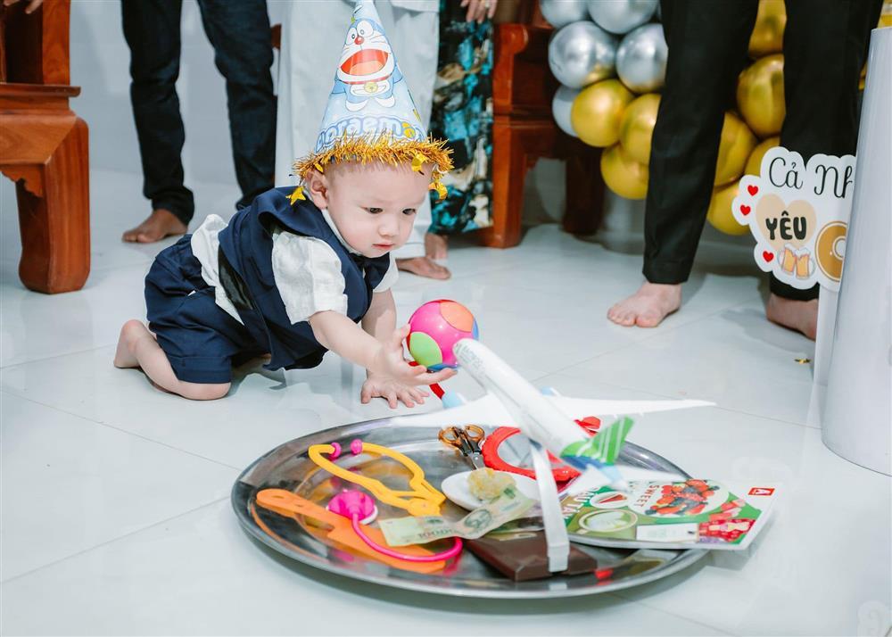 Vietnamese players celebrate their son's birthday as a rich kid-4