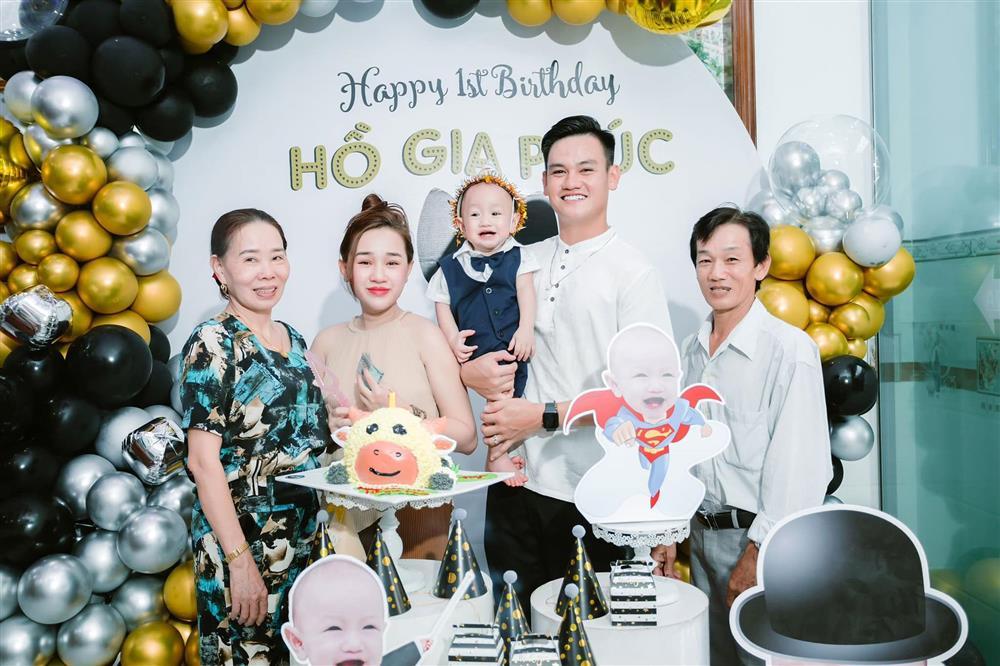 Vietnamese players celebrate their son's birthday as a rich kid-5