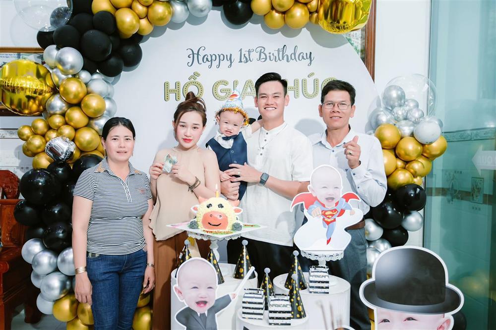 Vietnamese players celebrate their son's birthday as a rich kid-6